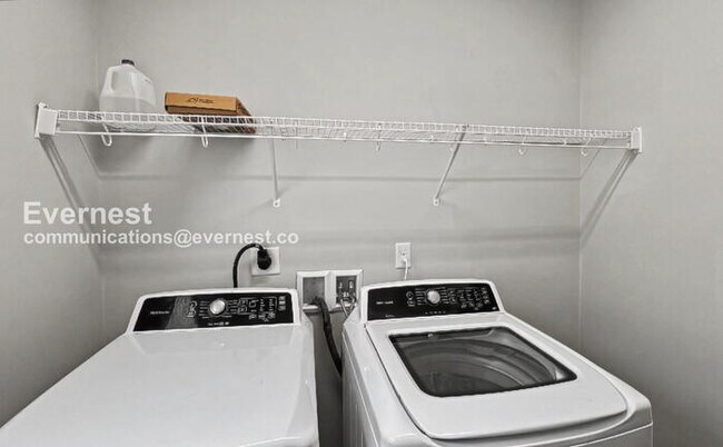 Building Photo - Spacious 3 Bed, 2.5 Bath Home with 2 Car Garage