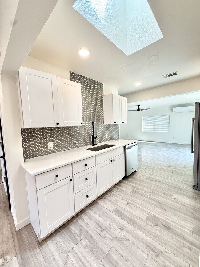 Building Photo - 2442 Mountain View Dr