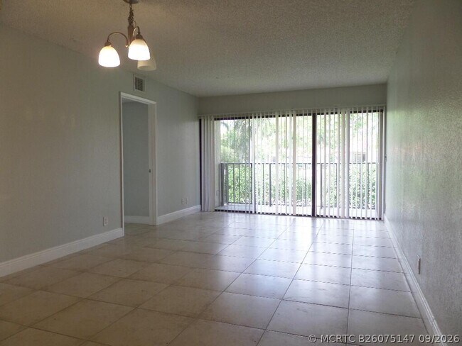 Building Photo - 1445 Lake Crystal Dr