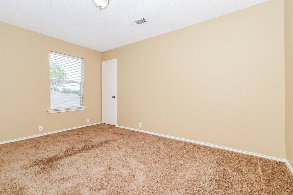 Building Photo - 3304 Creekwood Dr