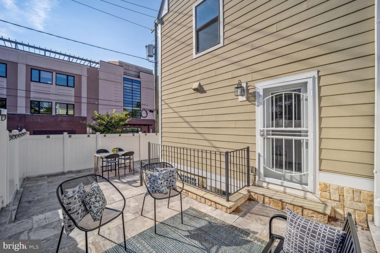 Building Photo - 901 Lawrence St NE