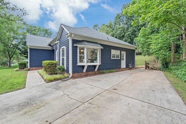 Building Photo - Beautifully Remodeled 4BR Ranch in Matthews