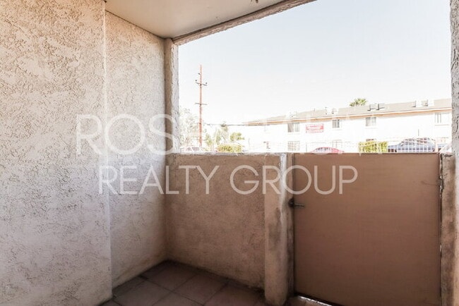 Building Photo - Spacious 1-bed, 1-bath downstairs apartmen...