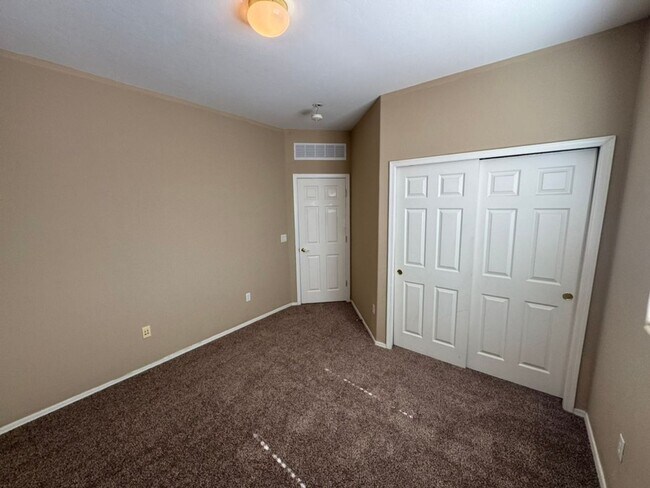 Building Photo - 467 E Calle De Ocaso