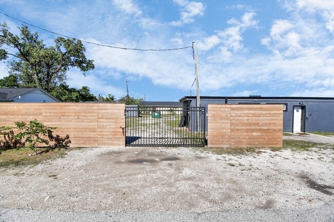 Building Photo - 11605 W Hardy Rd