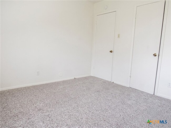 Building Photo - 2210 Cascade Dr