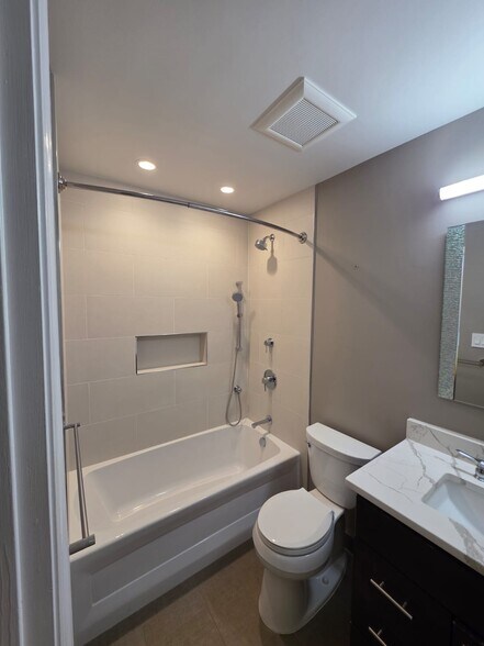 full bath upstairs - 6748 Jenny Leigh Ct