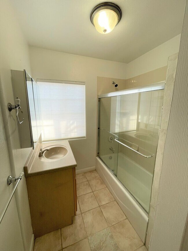 Building Photo - Midtown Ventura Bungalow