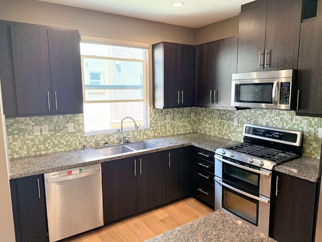 Building Photo - Modern Comfort Awaits: Spacious 3-Bed, 3.5...