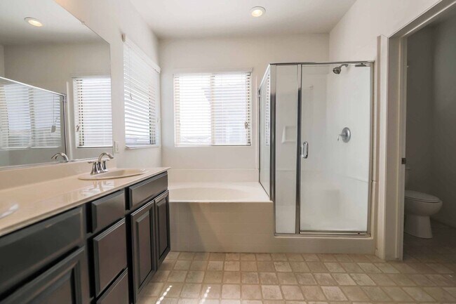 Building Photo - 4 BEDROOM HOUSE IN HENDERSON!!