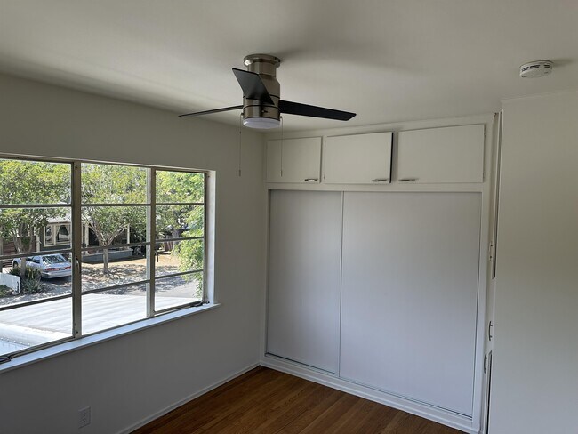 Building Photo - 1843 1/2 Linda Rosa Ave