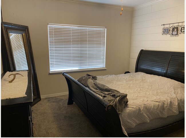 Building Photo - Beautiful 3-Bedroom Townhome in a Prime Location
