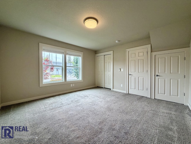 Building Photo - Spacious & Modern 3BR/2BA Home in Quiet Hillsboro Neighborhood