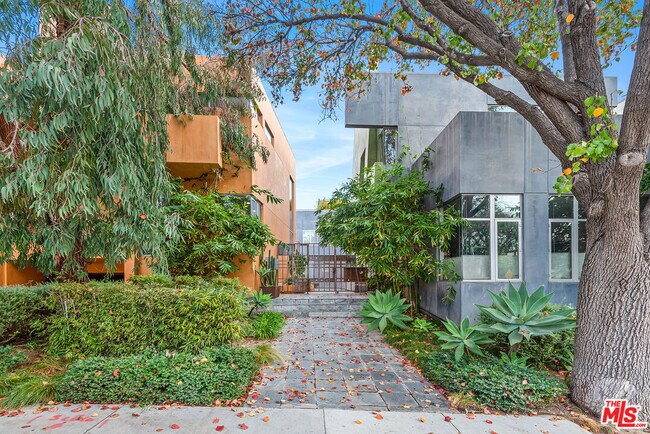 Building Photo - 900 N W Knoll Dr