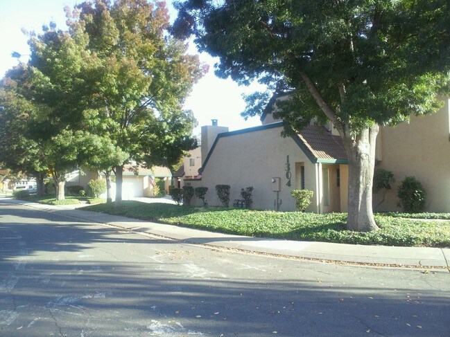 Building Photo - 1304 Bywood Ln