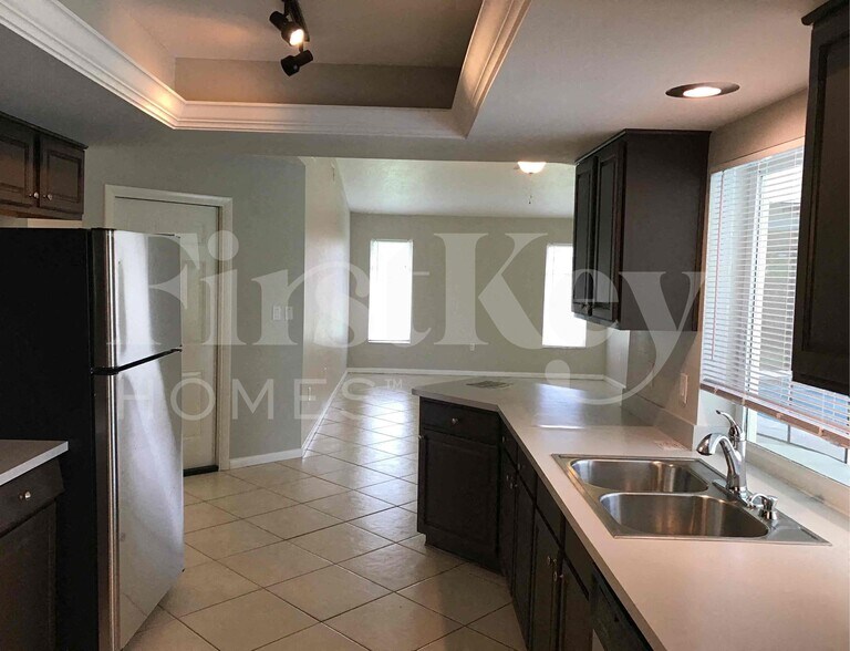 Building Photo - 904 SE 34th Terrace