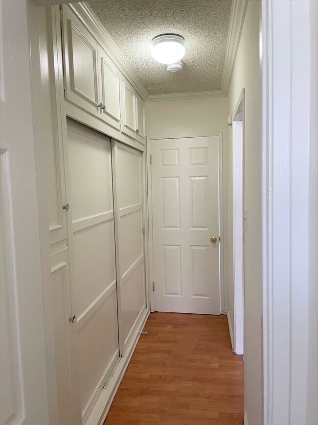 Building Photo - 4916 Hazeltine Ave