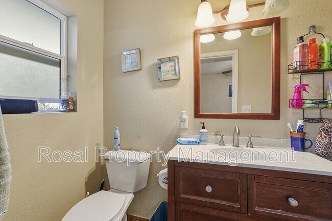 Building Photo - 1700 Gschwind Pl SW