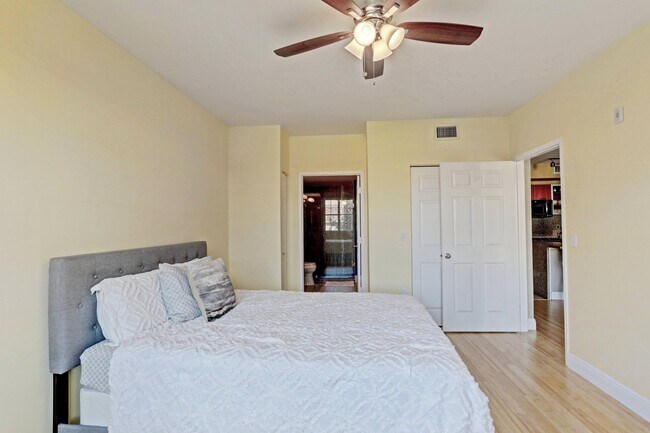 Building Photo - 630 S Sapodilla Ave