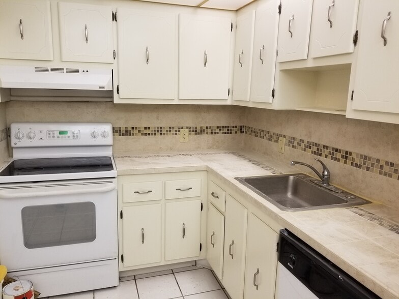 Primary Photo - 3375 N Country Club Dr