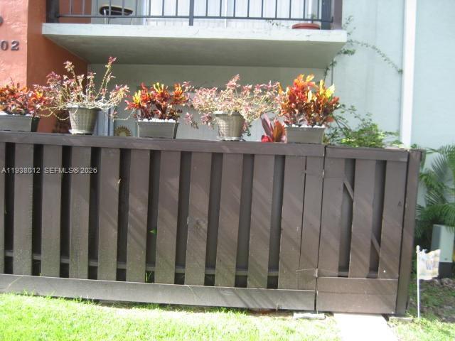 Building Photo - 10802 N Kendall Dr