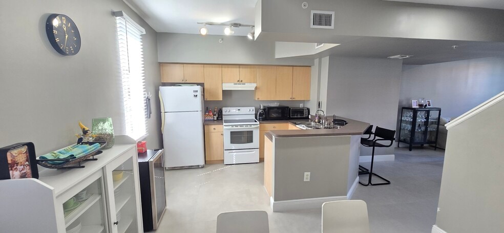 Building Photo - 2945 NE 185th St