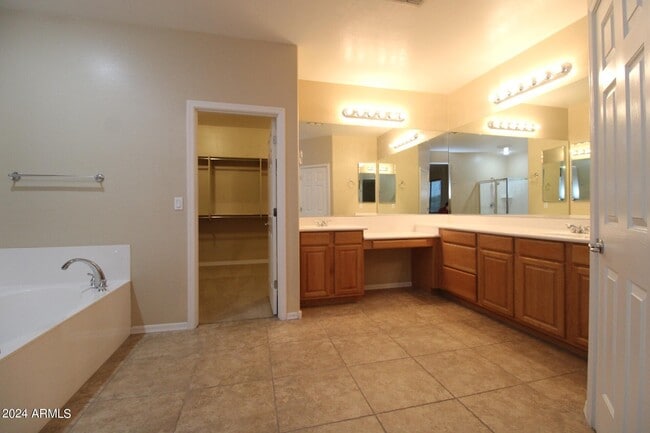Building Photo - 3951 E Ravenswood Dr