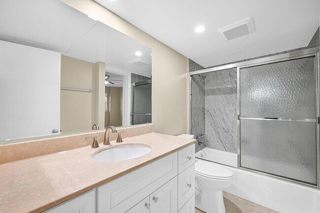 Building Photo - 1161 Hillsboro Mile Unit 207