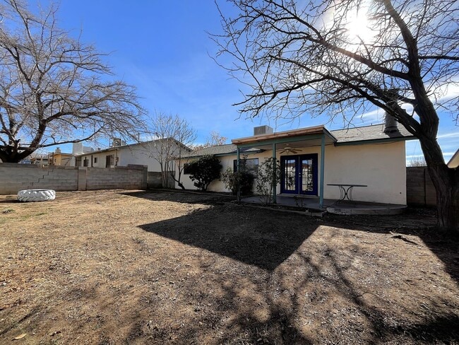 Building Photo - Cute Ranch Home In NE Albuquerque!