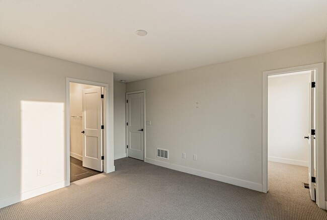 Building Photo - Newer Build 2 Bedroom, 4 Bathroom Jefferson Park Townhome