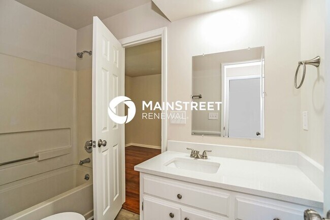 Building Photo - 3 Bedroom Pet-Friendly Home in Charlotte, NC with Main Street Renewal