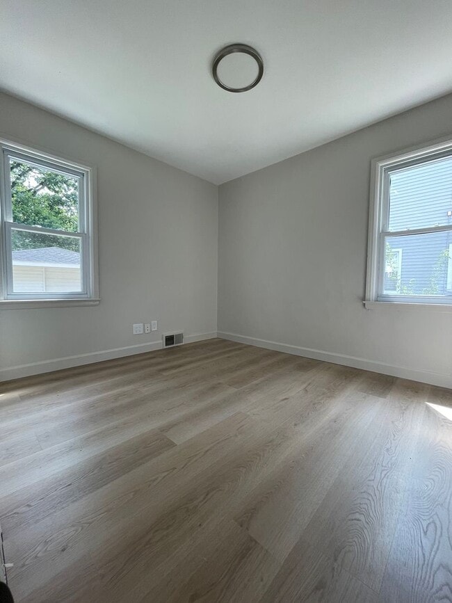Building Photo - 3 BED 2 BATH BUNGALOW STYLE HOME IN BERKLE...