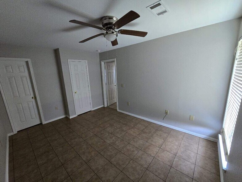 Master bedroom - 1185 Greywood Dr