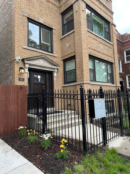Building Photo - 3741 W Addison St