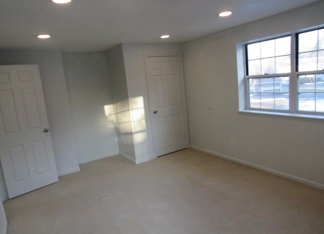 Building Photo - 2 Arabian Ct