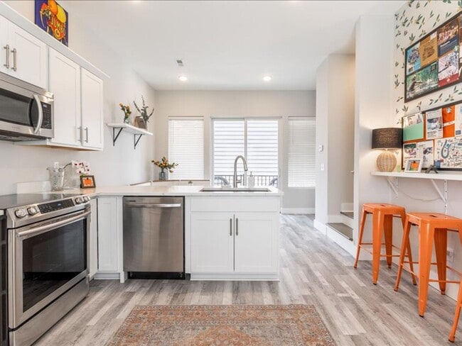 Building Photo - Flexible Lease Lengths! Furnished Southside Townhome