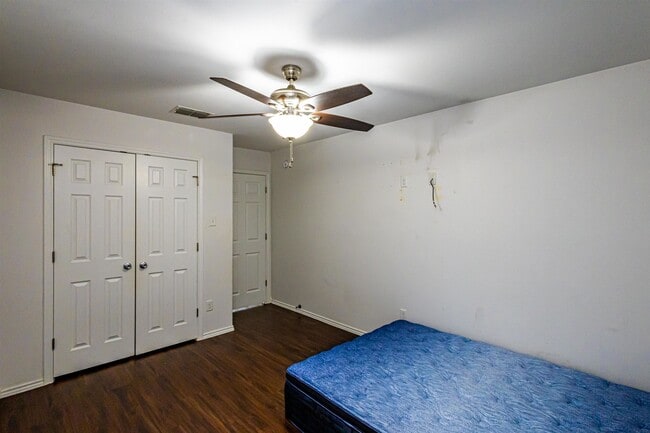 Building Photo - 5520 Stallion Ln