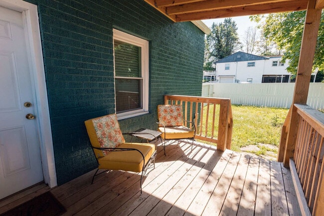 Building Photo - 145 Midway St