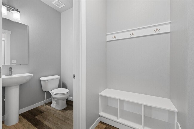 Building Photo - 3 bed, 3 bath with over 2000 sq ft!