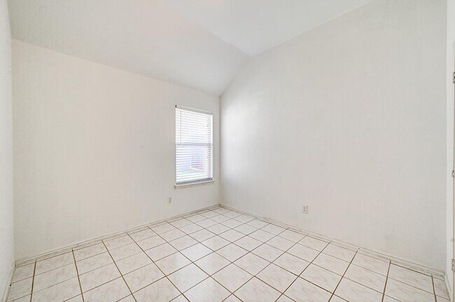 Building Photo - 2710 Logan Dr