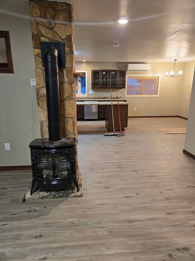 Building Photo - 2 Bedroom 1 Bath Rancher Close to Deer Park