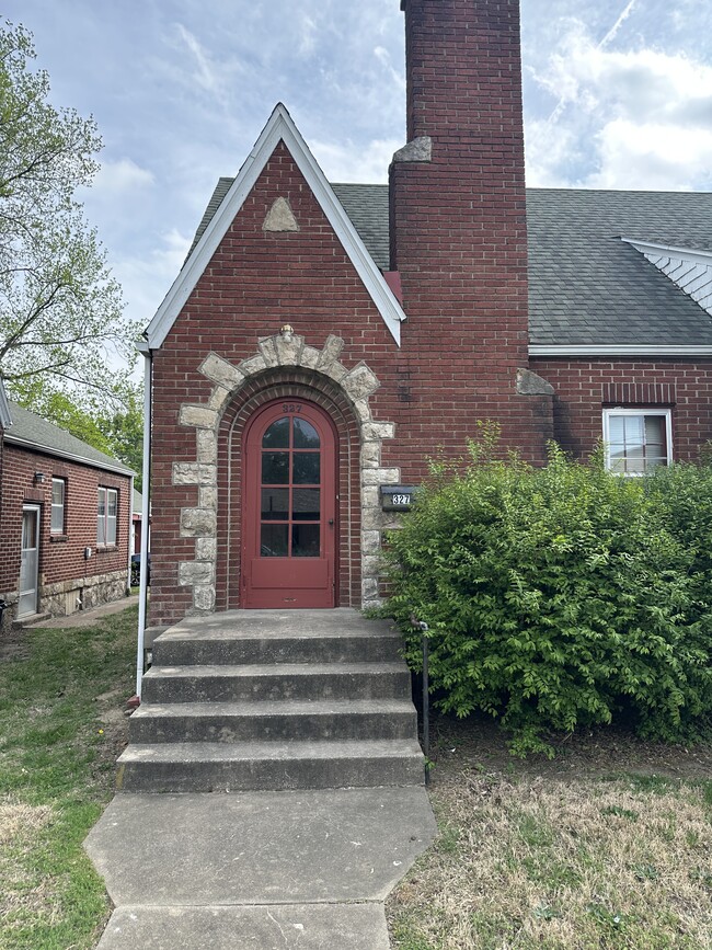 Primary Photo - 327 W Main St