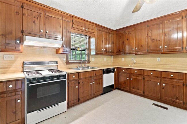 Building Photo - 106 Robinhood Dr