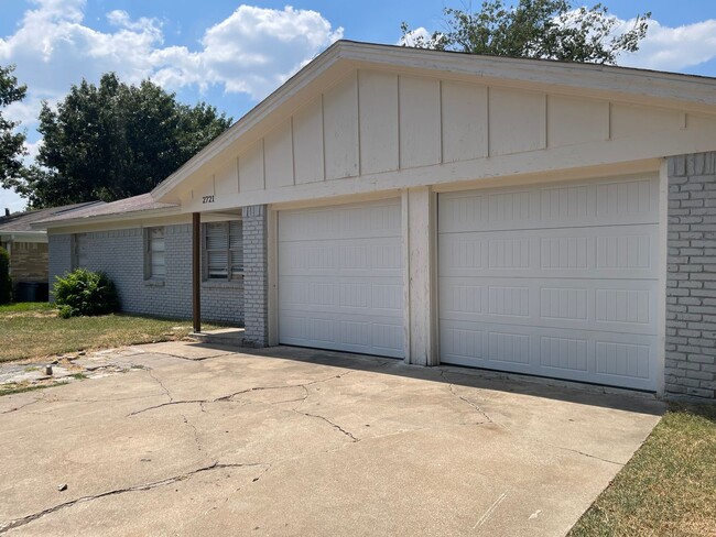 Building Photo - 2721 Ash Park Dr