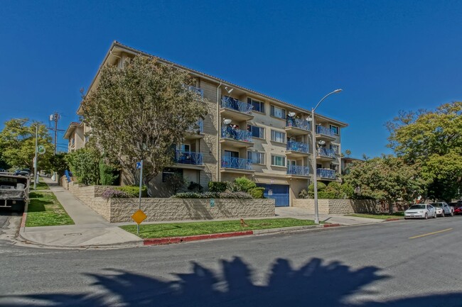 Building Photo - Bright & Airy, 2nd Floor, Corner Unit Cond...