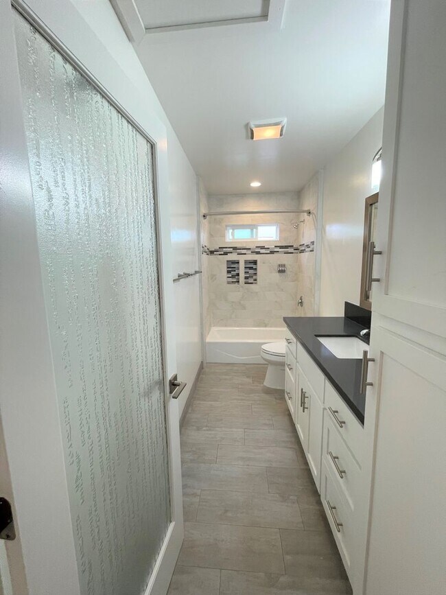 Building Photo - Remodeled Midtown Apartment w/Air Conditio...