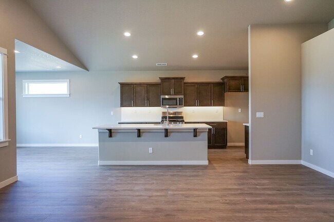 Building Photo - 3 bedroom 2 bath -3 car garage!