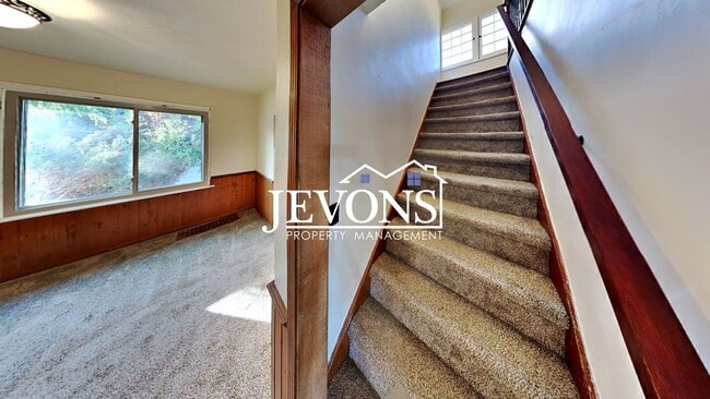 Building Photo - $895 Rent Credit - Charming 3-bedroom home with washer and dryer, an equipped kitchen, and nearby...