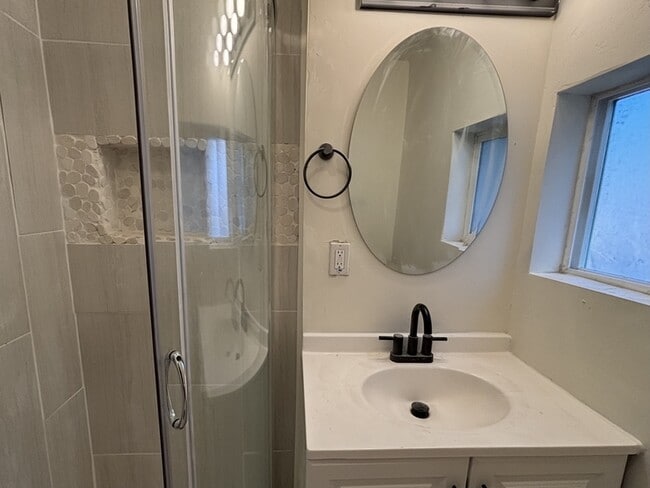 Building Photo - 1395 S 900 E