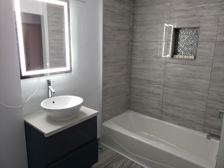 2 bedroom unit bathroom - 2719 Michigan Ave